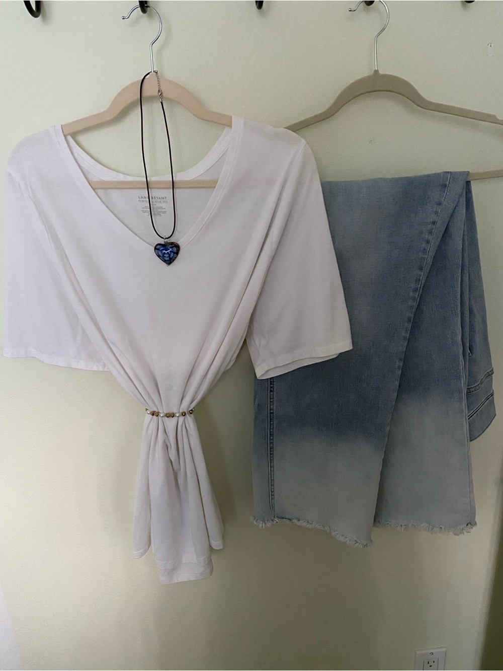 Lane Bryant White V-Neck Short Sleeve Tee & Issac Mizrahi Jeans. Plus 22/24 NEW